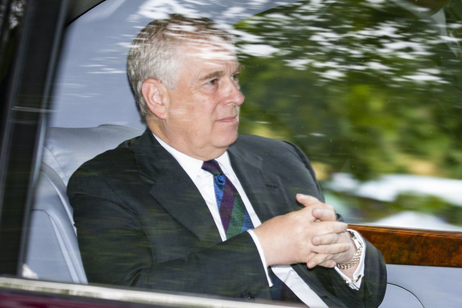 Принц Андрю, сниман в колата си през август 2019 г.
