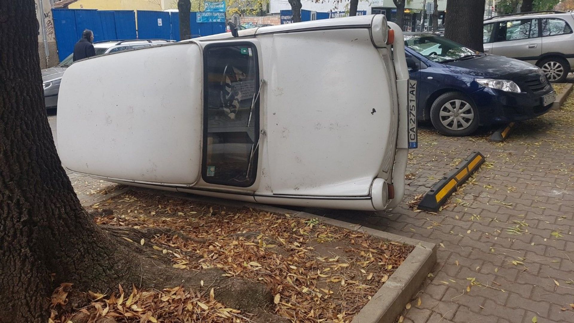 Шофьор обърна кола за да си освободи място за паркиране