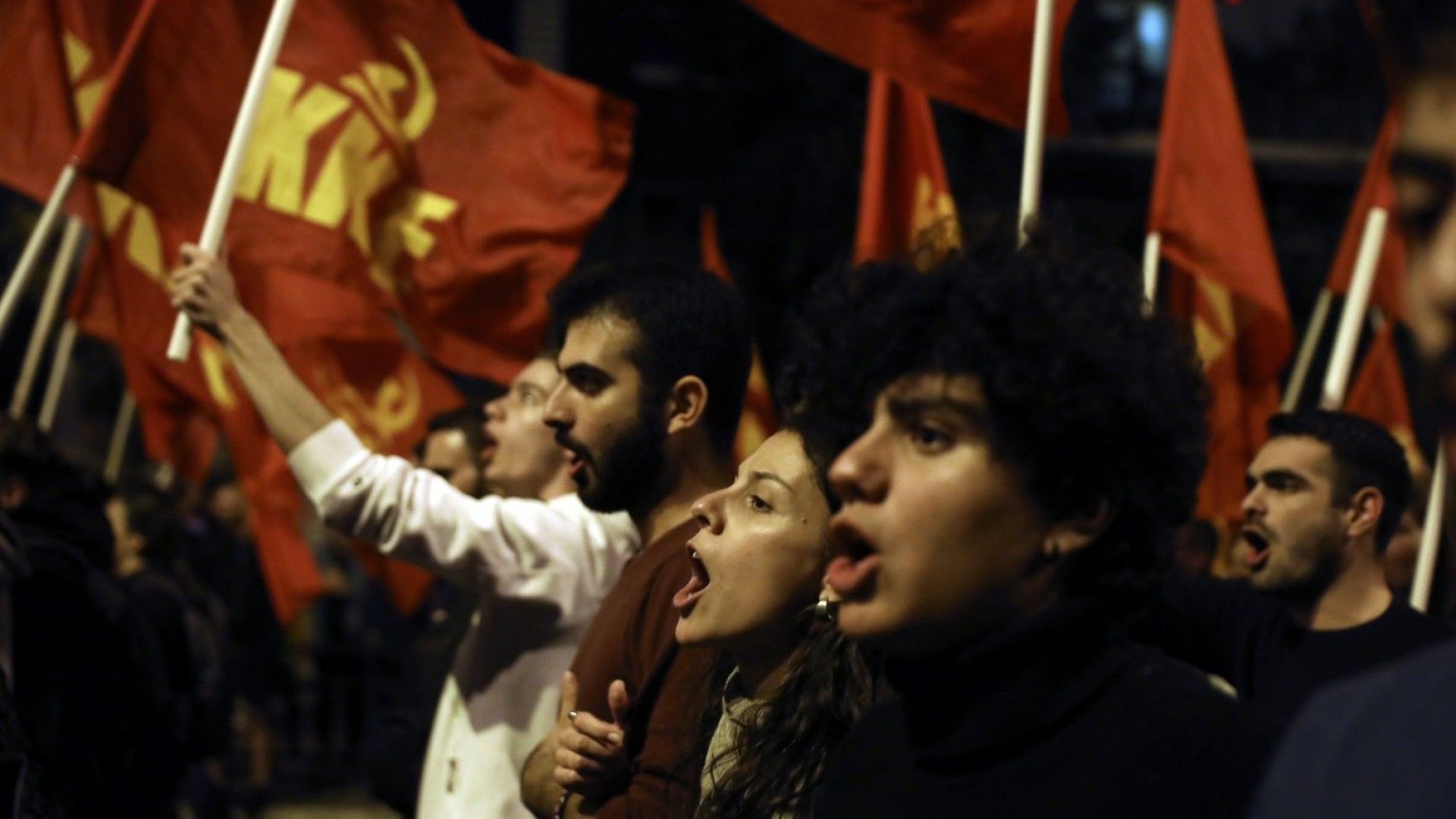 Хиляди хора демонстрираха тази вечер в центъра на Атина по