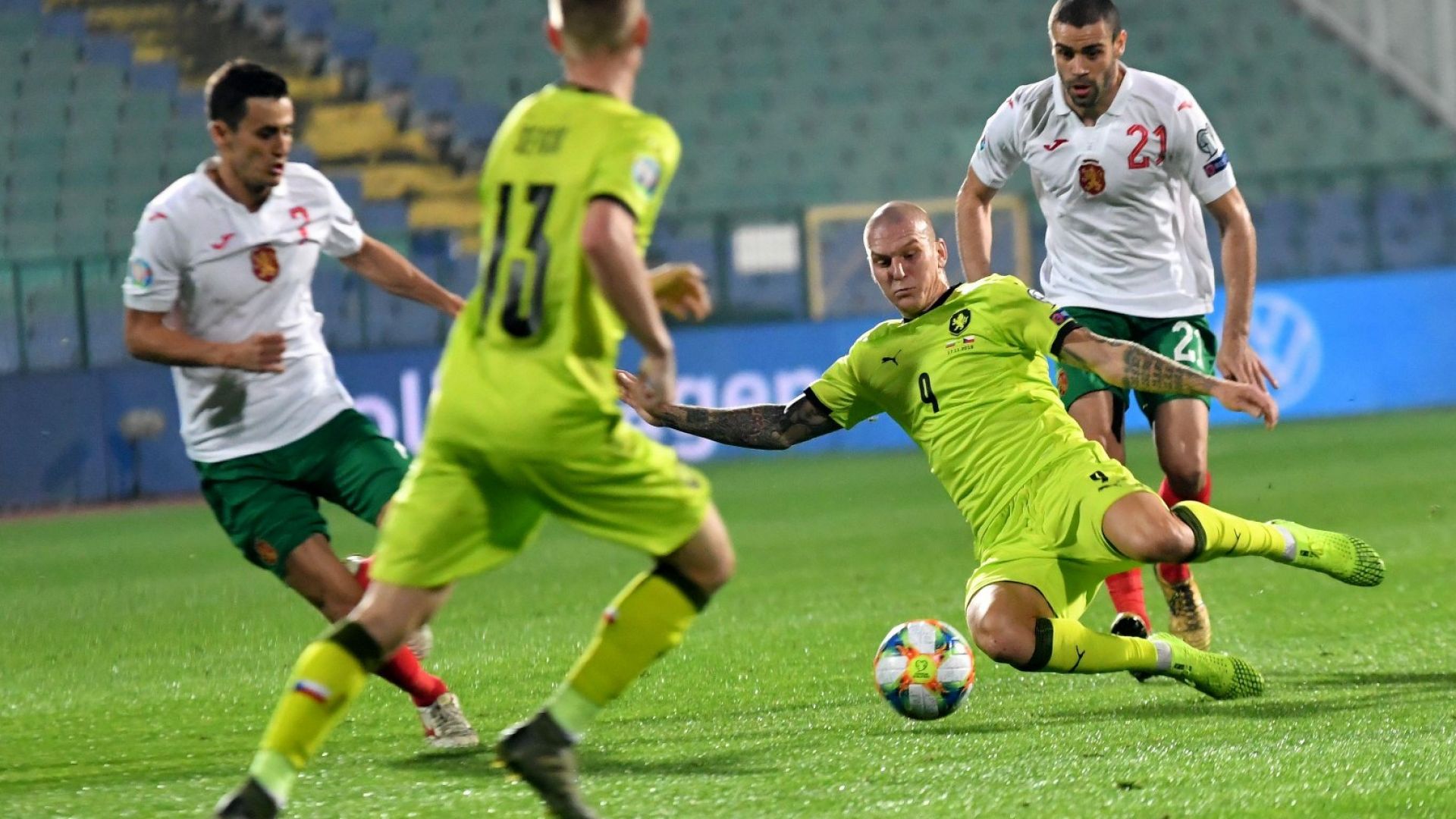 България победи за първи път Чехия на футбол и прекъсна черната серия