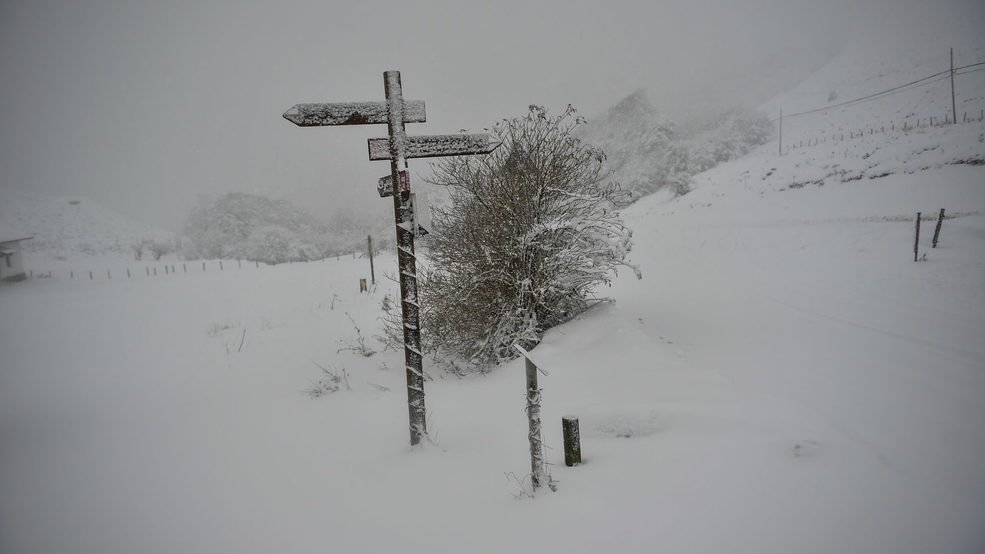 Обилен дъжд и снеговалеж предизвикаха редица свлачища лавини и спирания