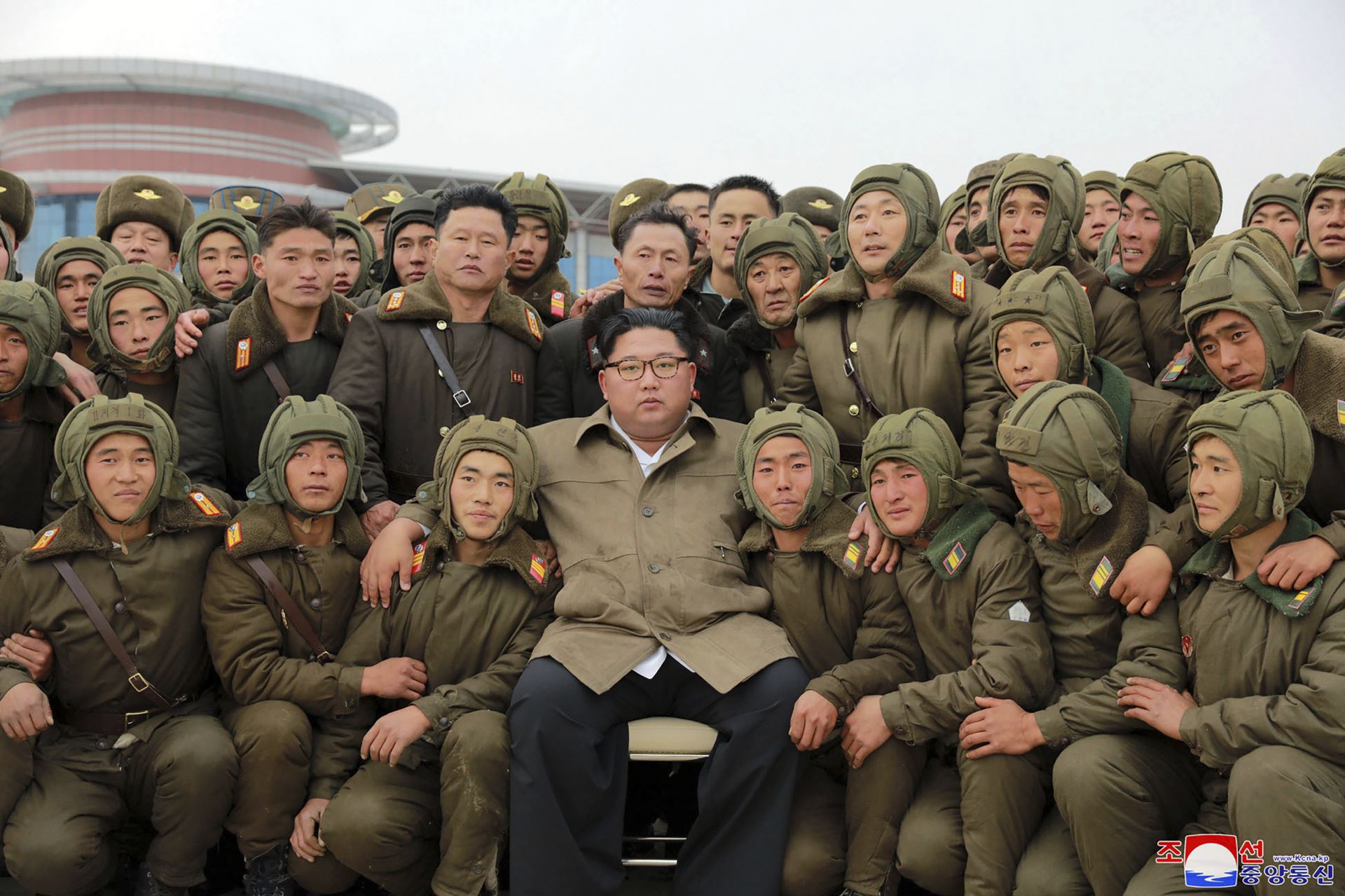 Севернокорейският лидер Ким Чен-ун проследи как протича учение с въздушен десант на снайперисти и се закани да създаде "непобедима армия"