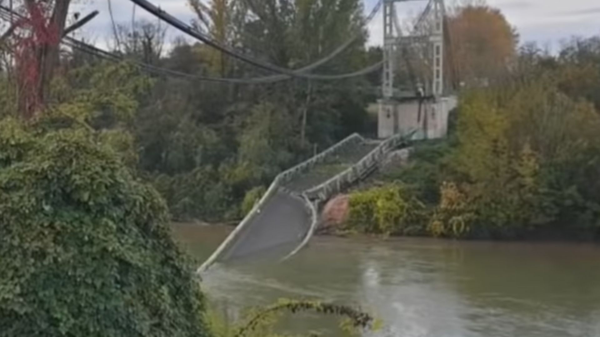 Рухна мост във Франция, загина момиче, издирват оцелели (видео)