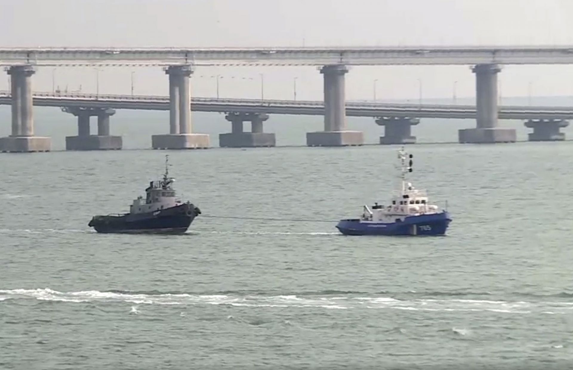 Руски кораб тегли един от задържаните украински кораба по време на трасфера