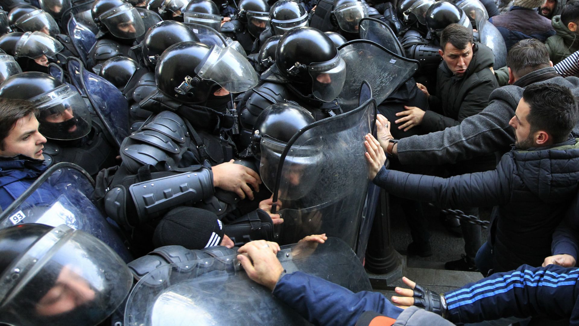 Парламентът на Грузия възобнови работата си след като в ранния