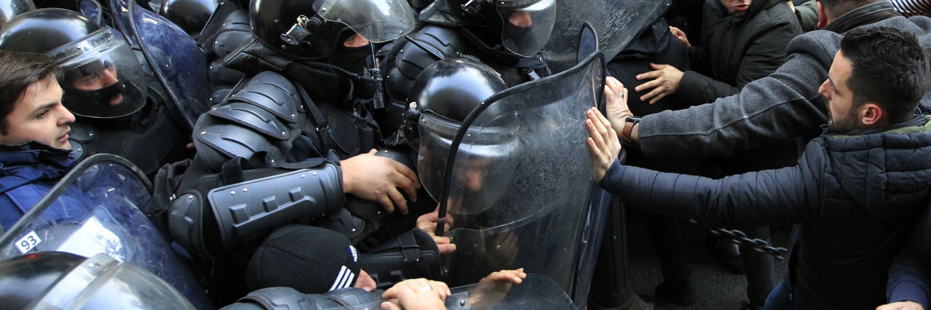 Спецчасти "освободиха" със сълзотворен газ парламента в Грузия (снимки, видео)