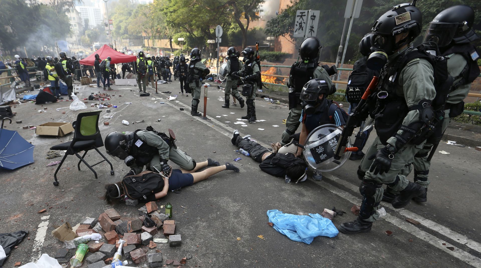 Обсадата на Политехническия университет в Хонконг от неделя до сега продължава.