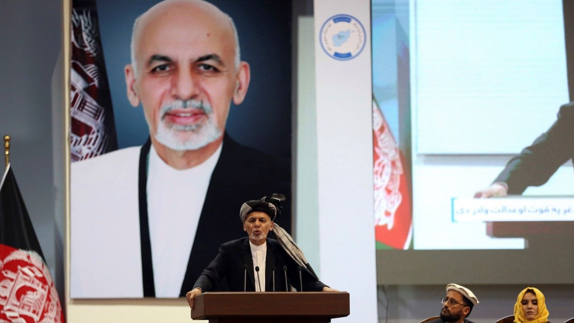 Талибаните казаха днес че са освободили американец и австралиец като