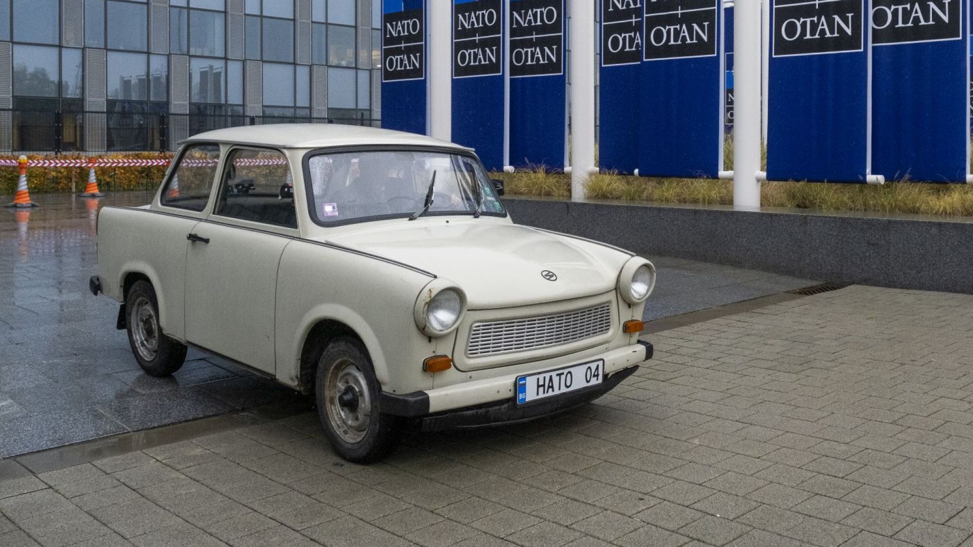 Репликата на едноименния трабант в който са се возили редица