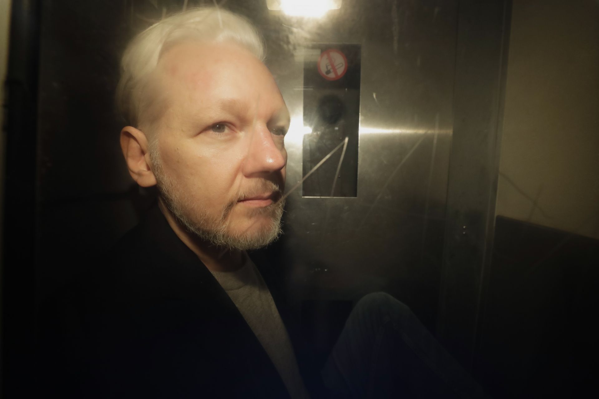 Основателят на Уикилийкс обаче е в британски затвор