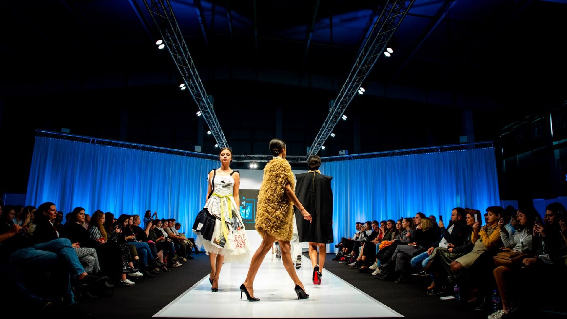 Дрехата произведение на изкуството стана хит на второто издание