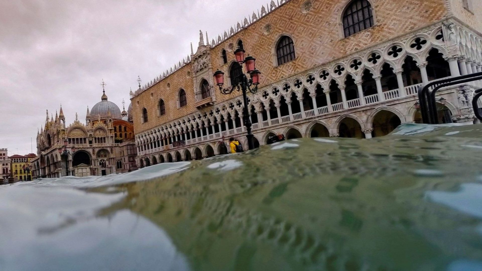 Италия отпуска още 65 милиона евро за възстановяване на Венеция, "Сан Марко" е с големи поражения 