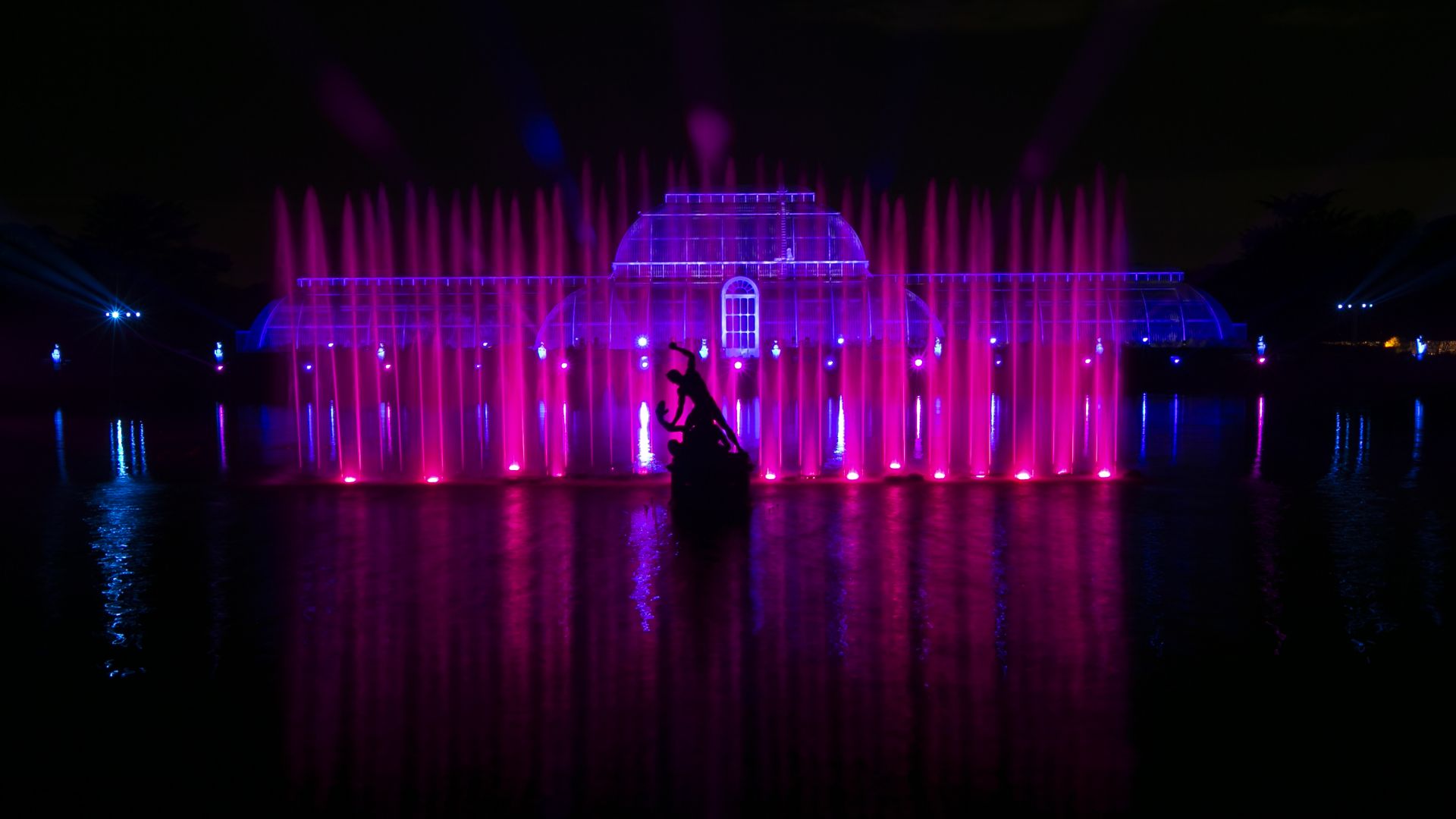 Кралската ботаническа градина запали своите над един милион лампички и