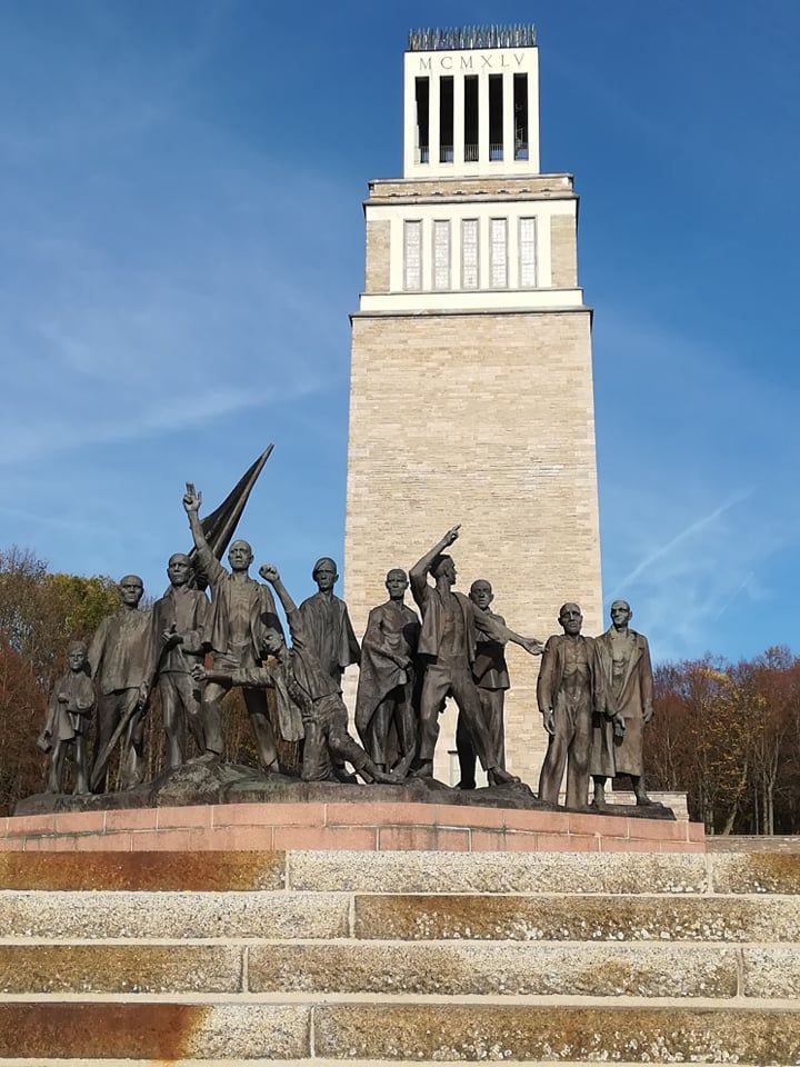 Паметникът пред монумента