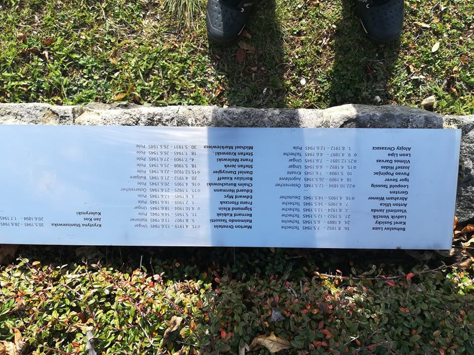 Имена на жертвите, изписани по поляните на монумента. Сред тях се виждат и българи.