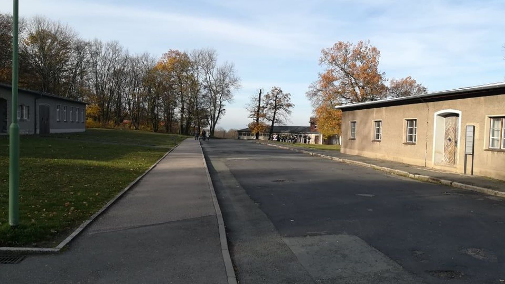 Улицата към входа на концлагера