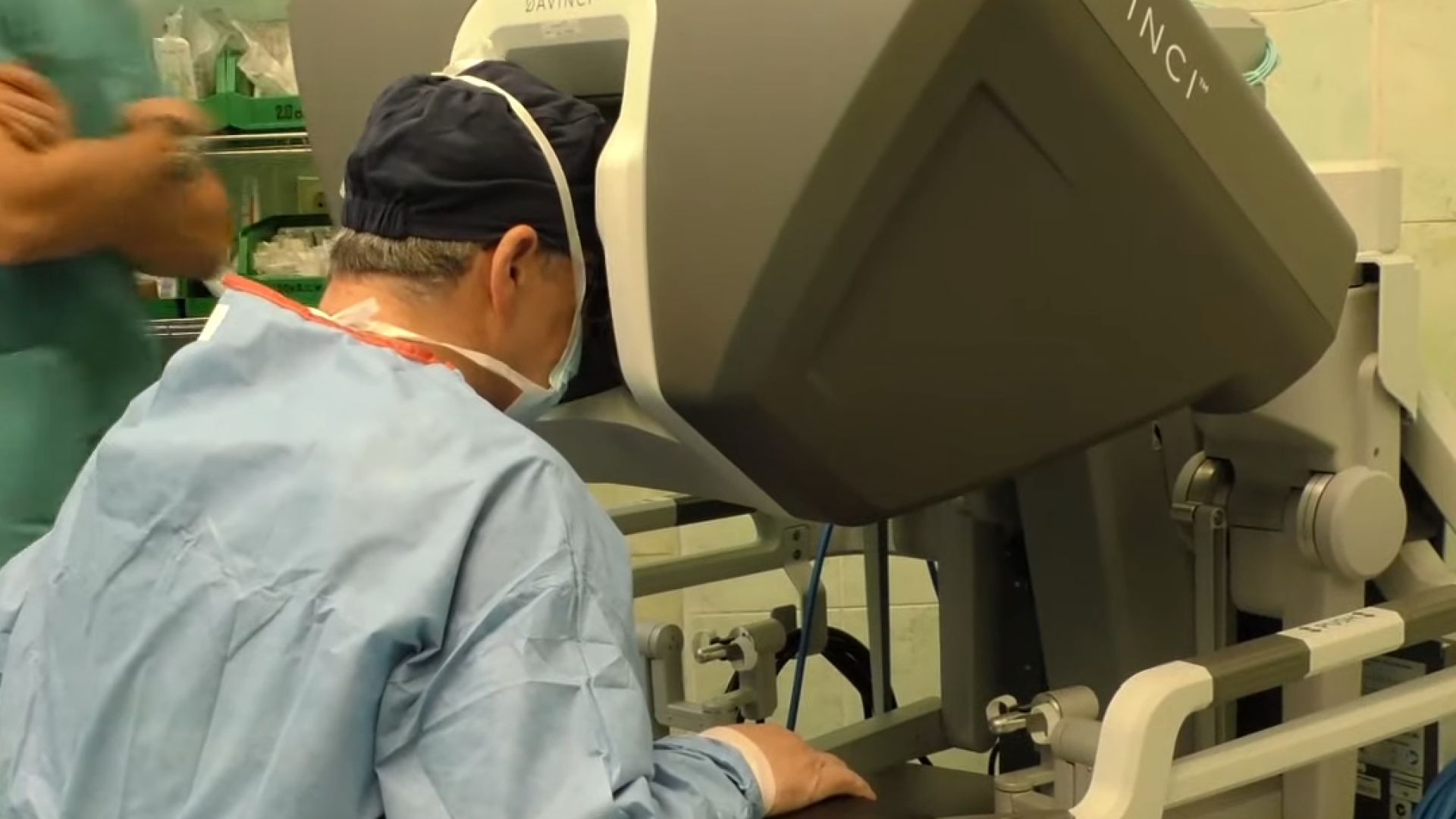 Първата робот асистирана хирургична интервенция във Варна бе извършена от проф