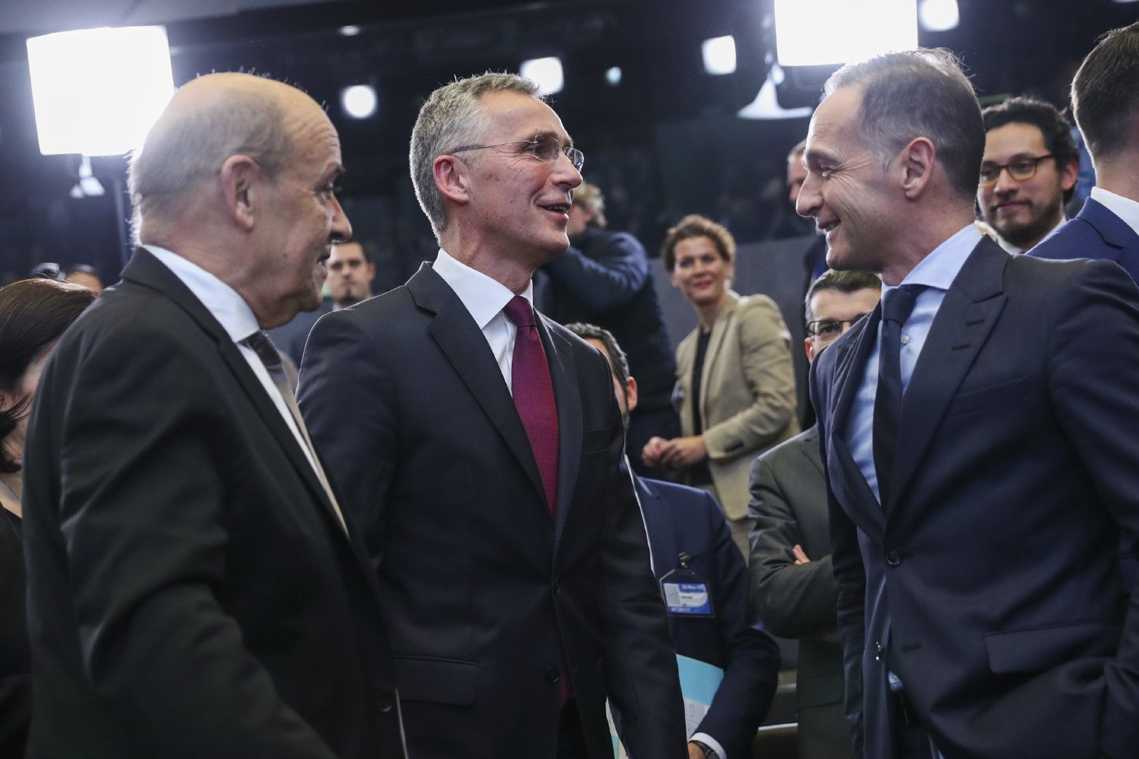 Йенс Столтенберг (в средата) разговаря с Хайко Маас (вдясно) и Жан-Ив ле Дриан на срещата на външните министри на НАТО 