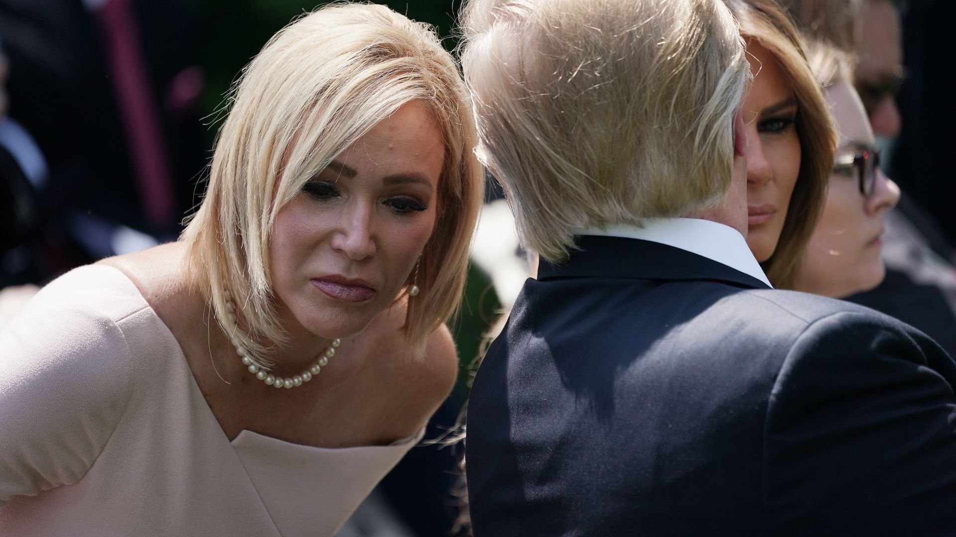 Тя е платинено руса мултимилионерка и пасторка Носи яркочервени костюми