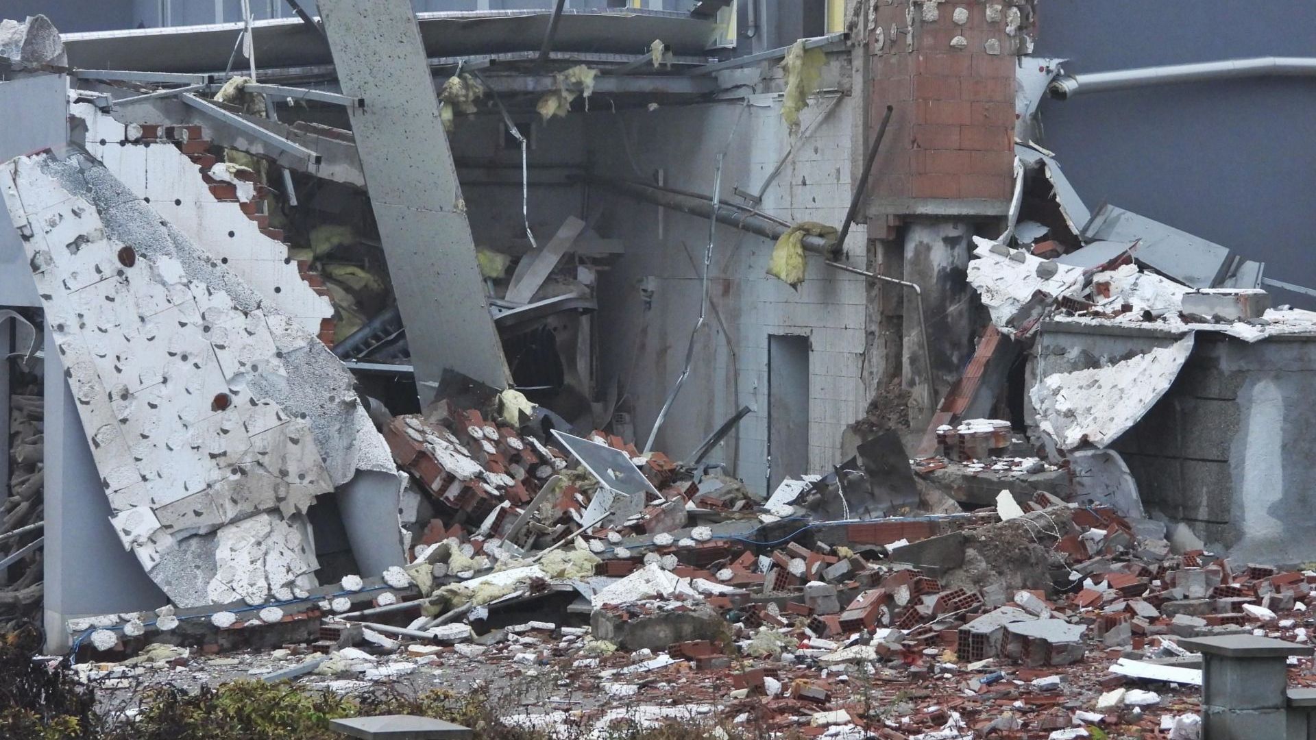 Парен котел е гръмнал и е срутил сграда в Харманли