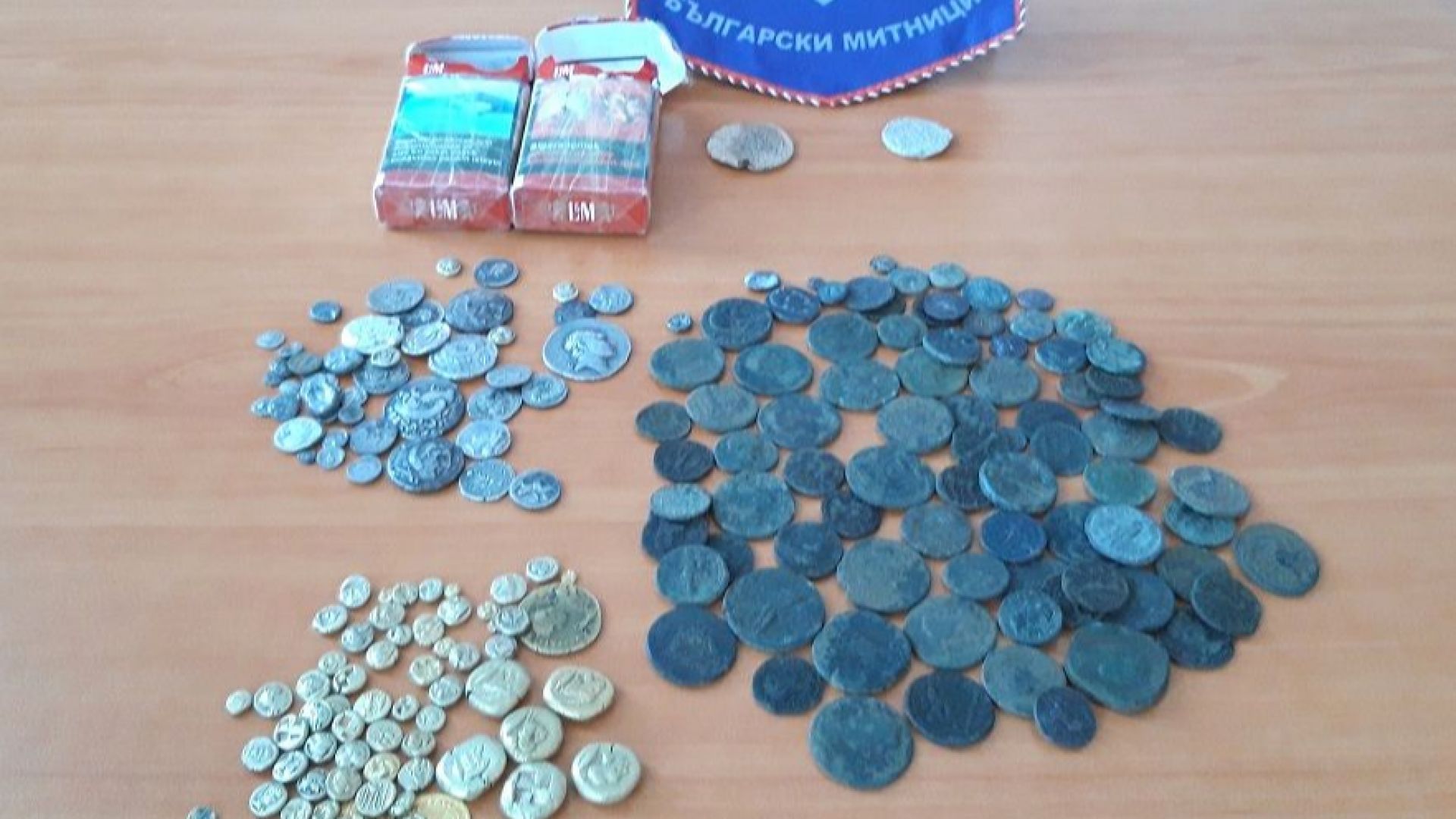 Митничари откриха старинни монети при проверка на товарен автомобил управляван