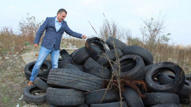 Хиляди стари гуми бяха извадени от коритото на Марица 