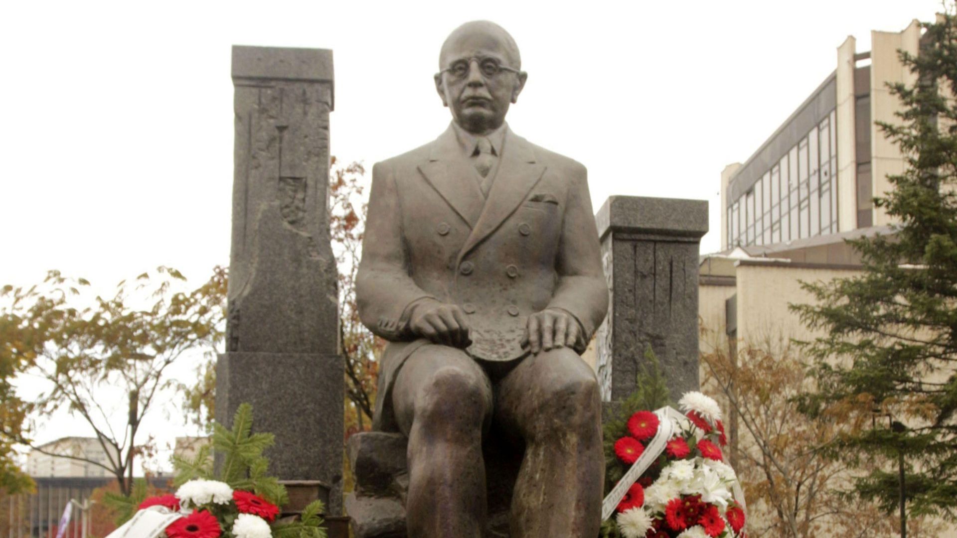 Първият паметник на българския общественик писател дипломат и публицист Симеон