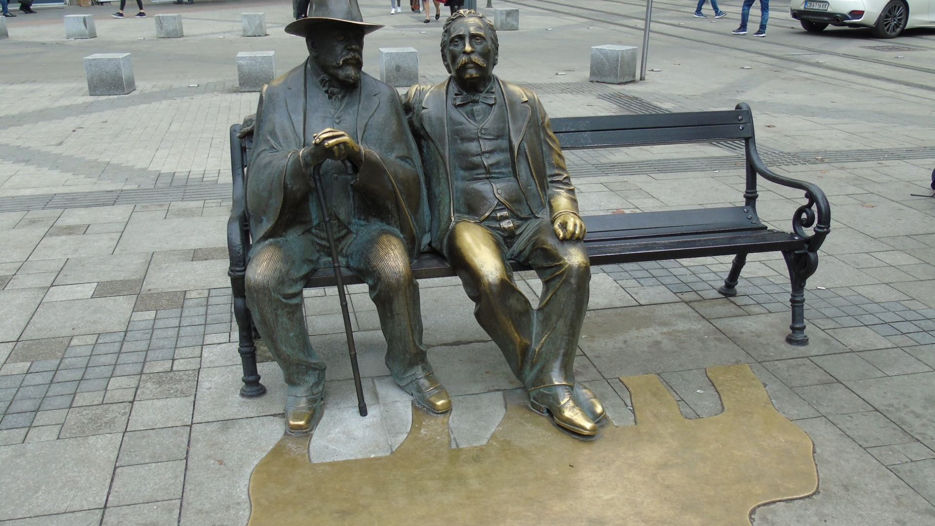 Статуята на баща и син Славейкови на едноименния столичен площад