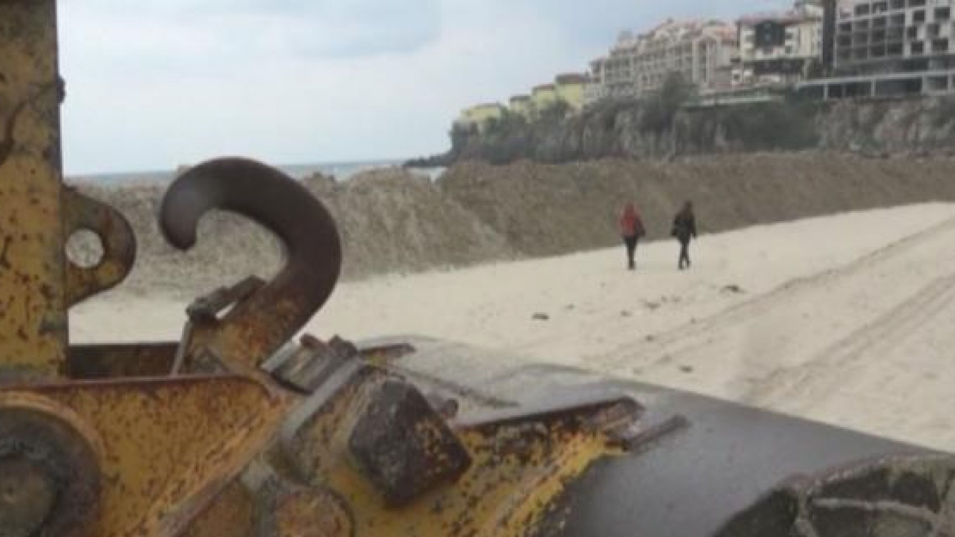 Багер изсипа пясък на централния плаж в Созопол и вдигна