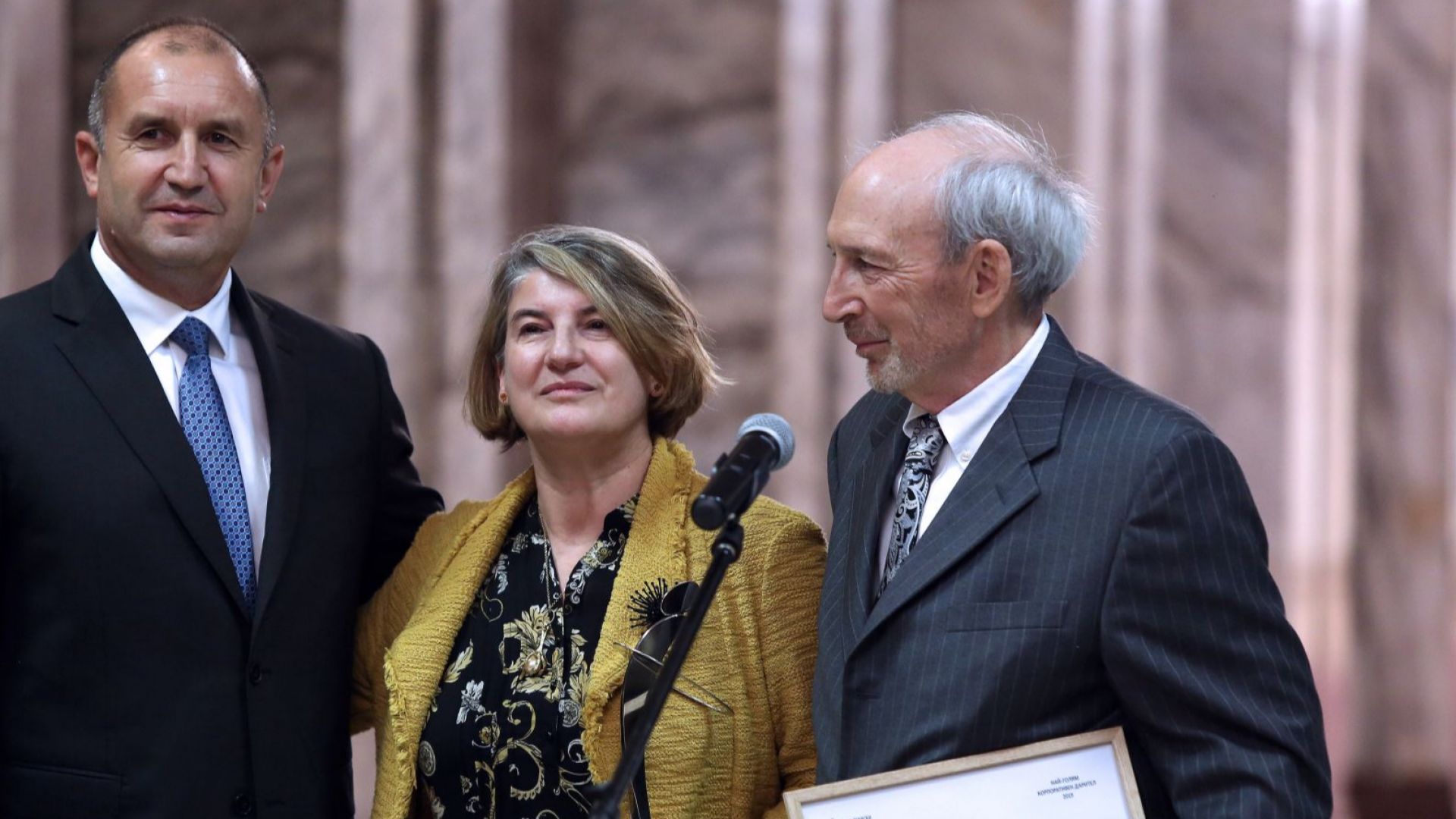 Президентът Румен Радев връчи на Робърт и Нели Гипсън специалната