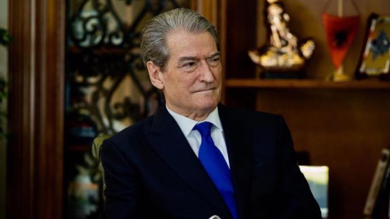 Участници в протеста в Тирана, свикан днес от бившия албански