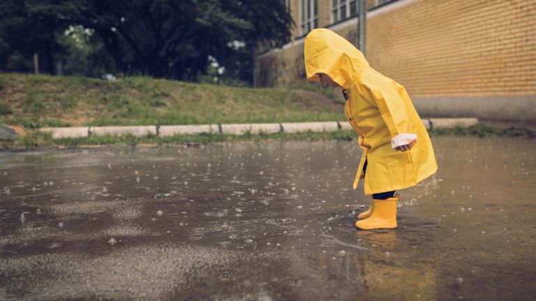 Очаква ни хладен и дъждовен април с риск от слани и летни температури в края