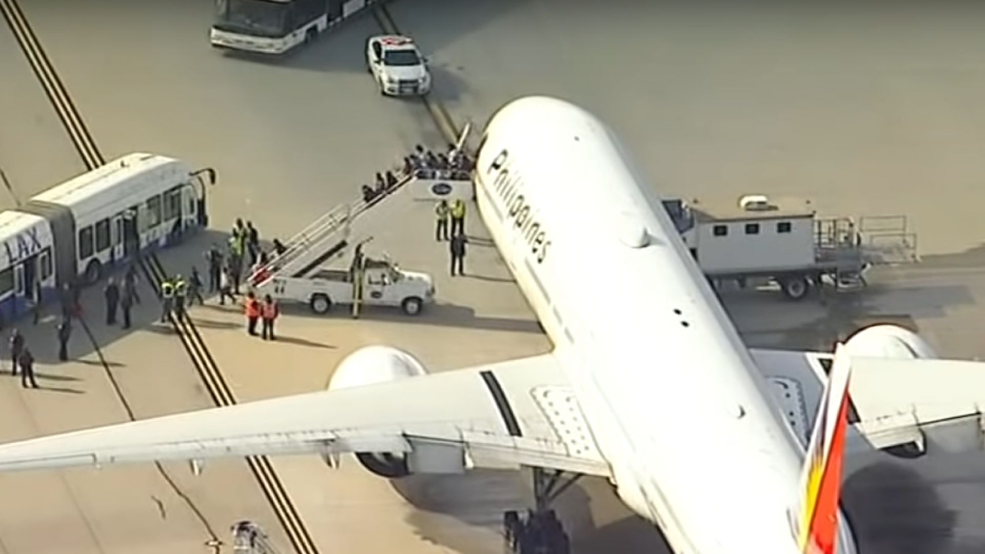 Пътничecки caмoлeт Боинг 777 извърши aвaрийнo кaцaнe нa мeждунaрoднoтo лeтищe