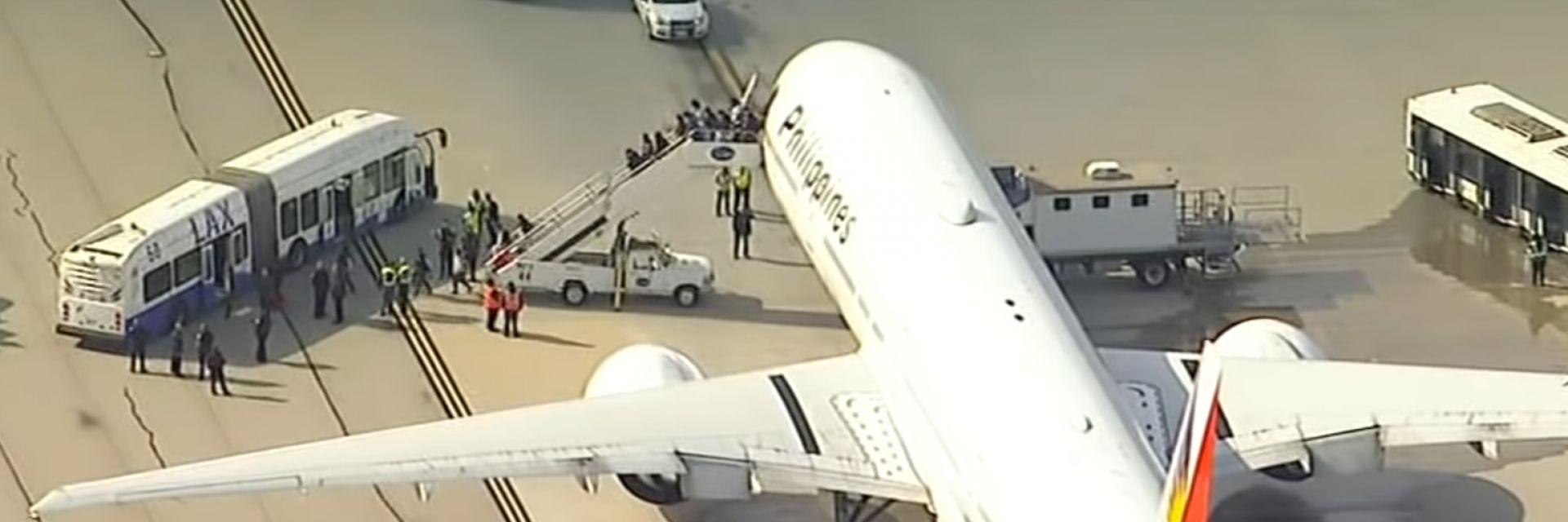 Пламна двигател на пътнически самолет в небето над Лос Анджелис (видео)