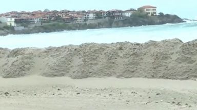Глобяват концесионера на плажа в Созопол с 6900 лв. заради пясъчната дига