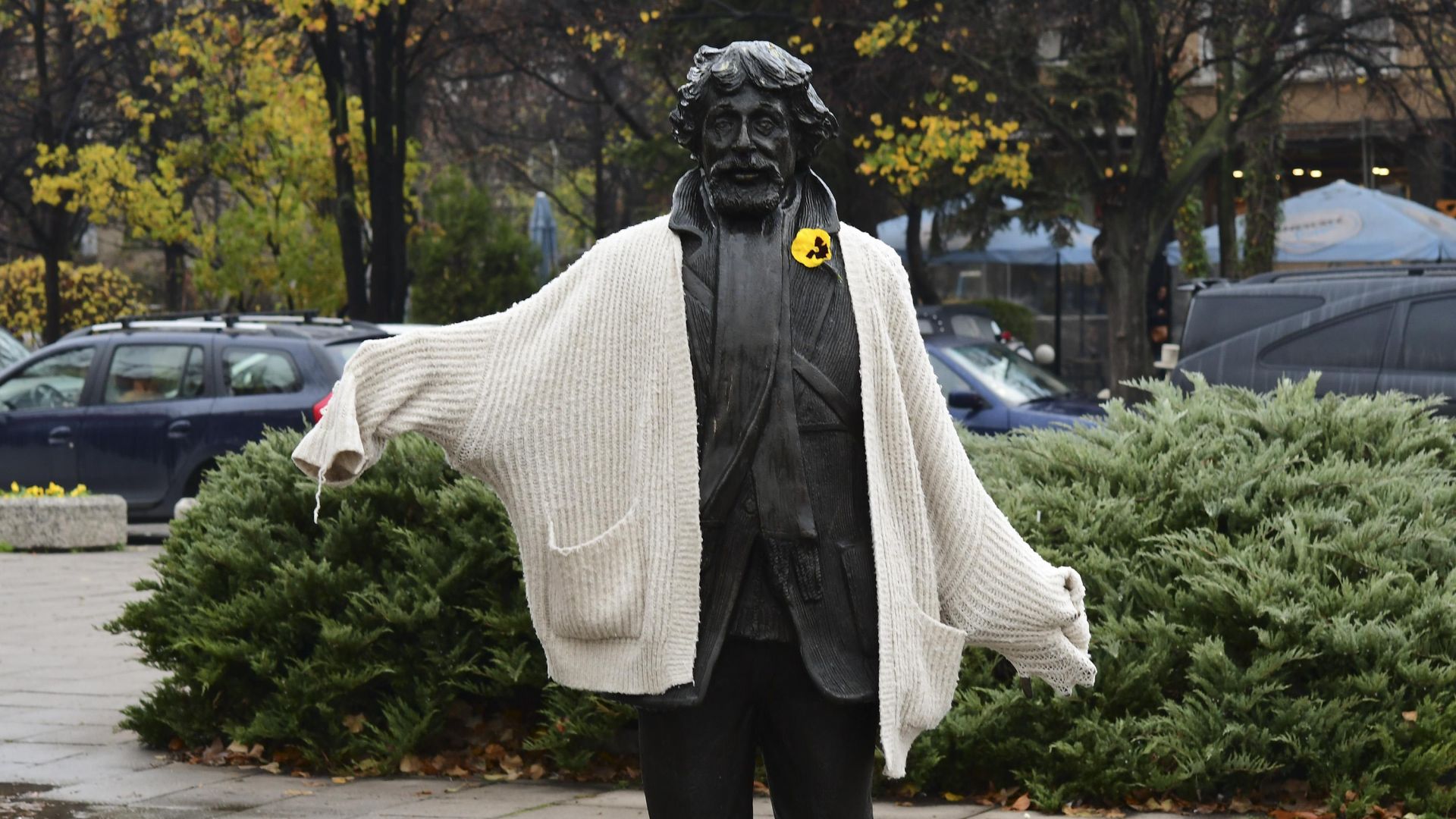Паметникът на прочутия сатирик Радой Ралин в София осъмна наметнат