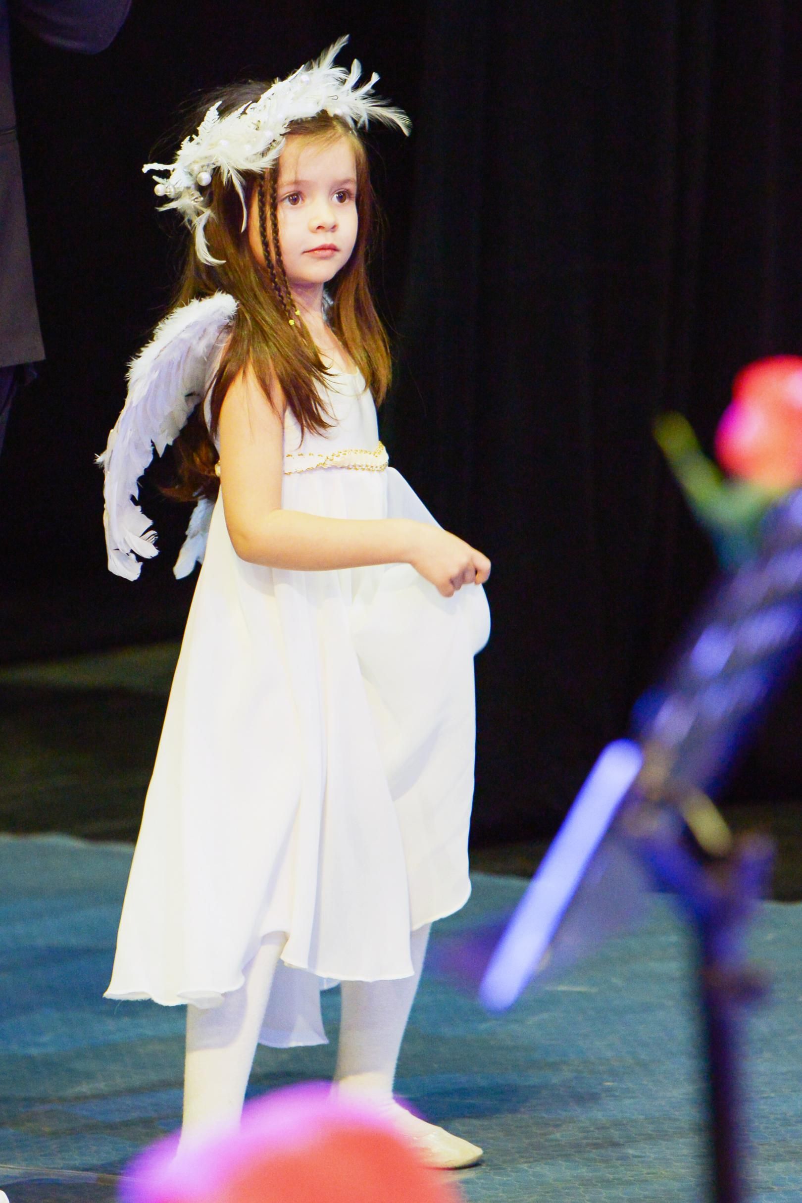 Дете, облечено като коледен ангел