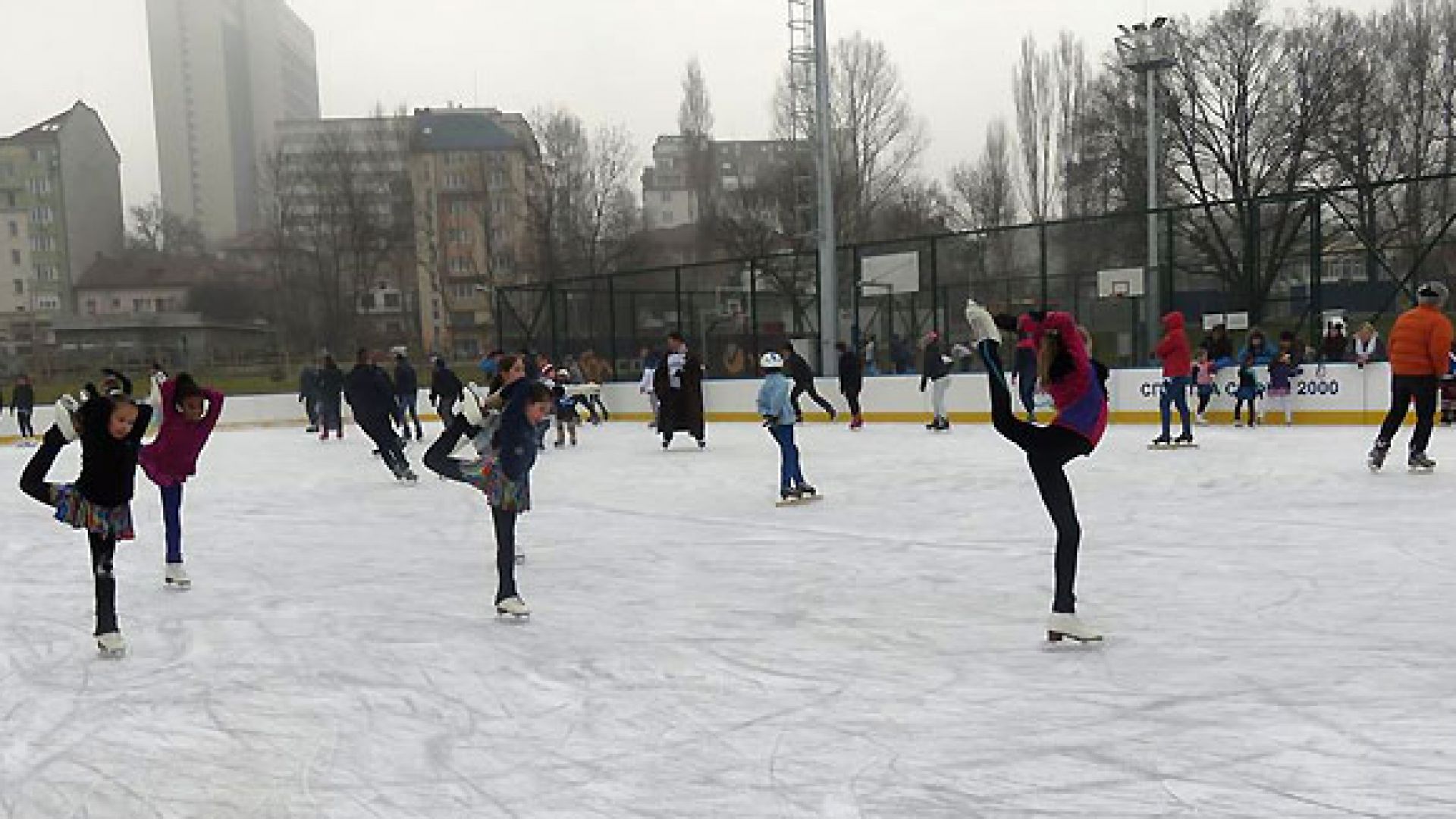 Ледената пързалка в Русе вече е готова и е на