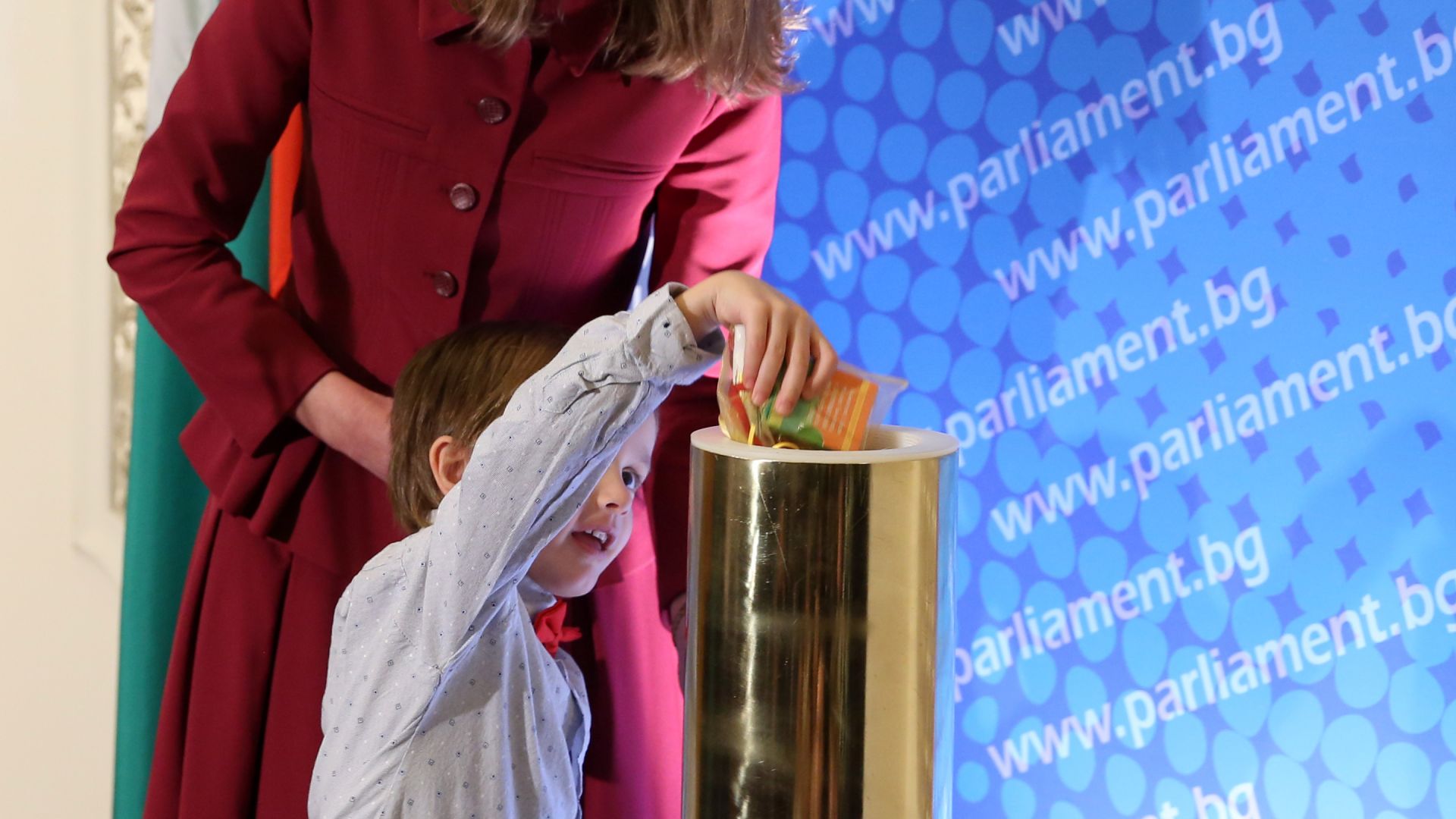 Капсула на хилядолетието с четириметрово послание за добро бе поставена