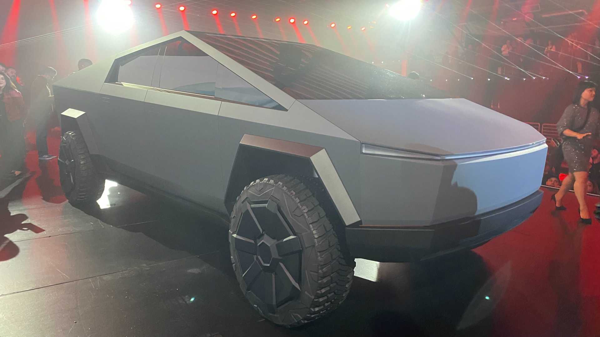 Заводът Tesla в Германия се запали