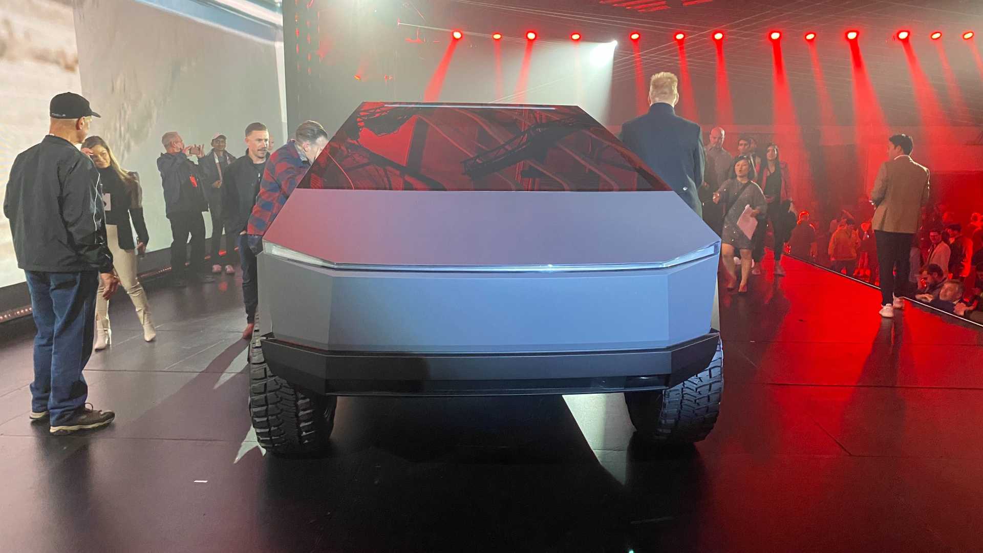 Мъск може да замени работниците в Tesla с роботи