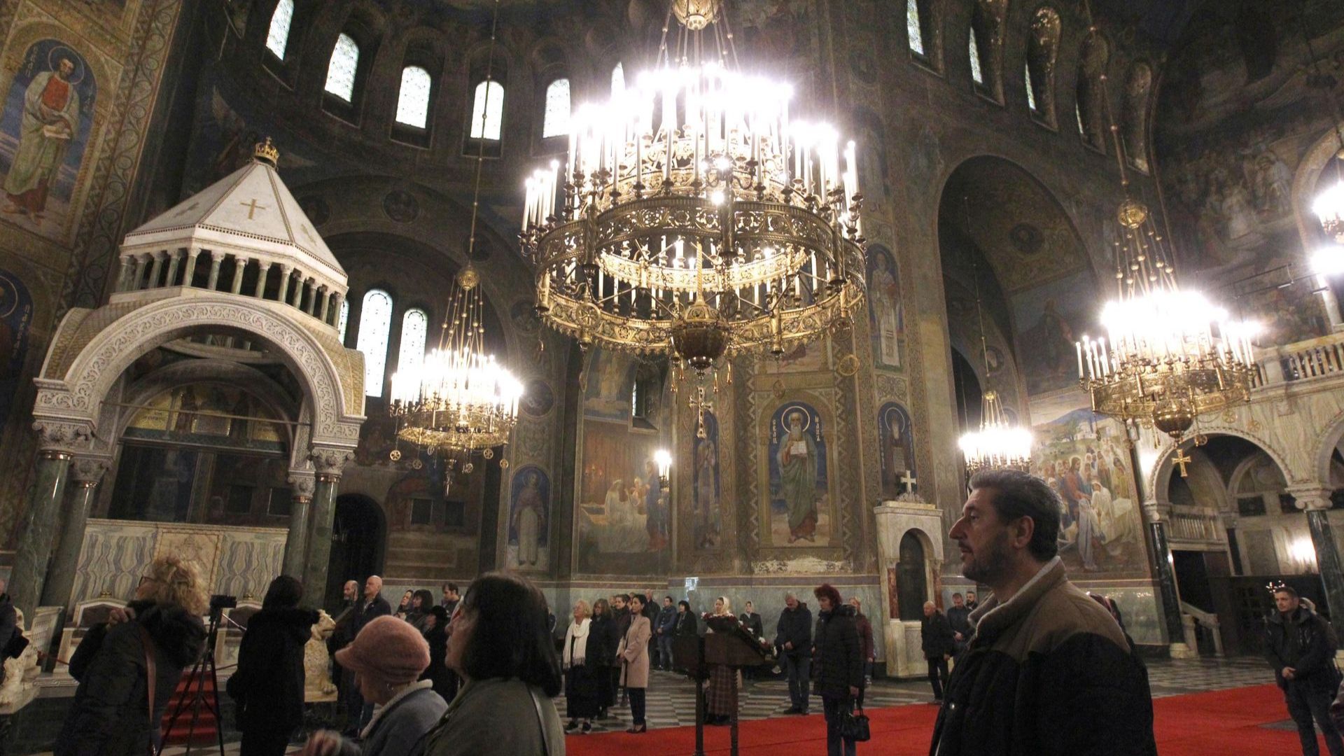 Божествените литургии в Патриаршеската катедрала Св Александър Невски ще бъдат