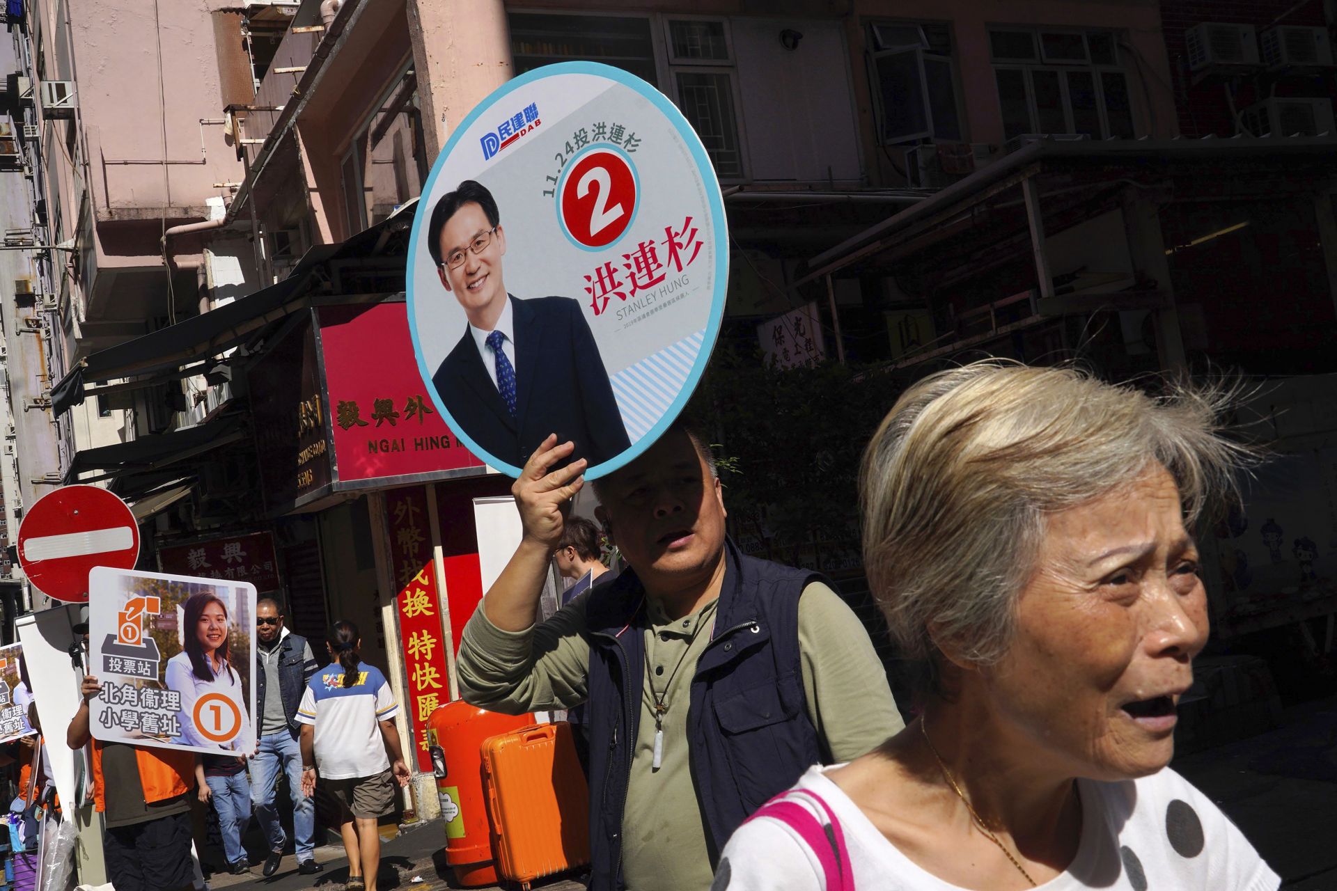 Над 1100 кандидати се съревновават за 452 места в хонконгските районни съвети