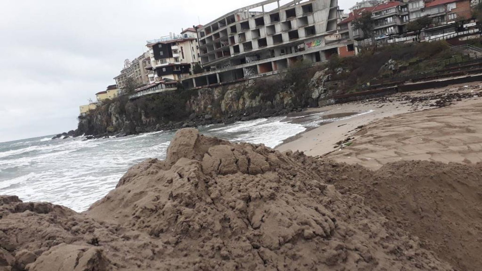 Почти премахната е вече пясъчната дига на Централния плаж в