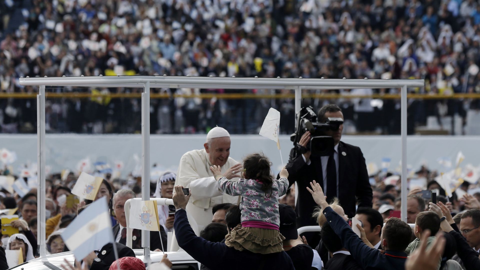 Папа Франциск отслужи меса пред 35 000 души в японския град Нагасаки