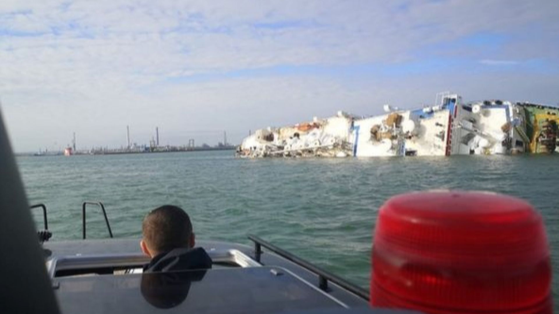 Плавателен съд превозващ 14 600 овце на борда се преобърна