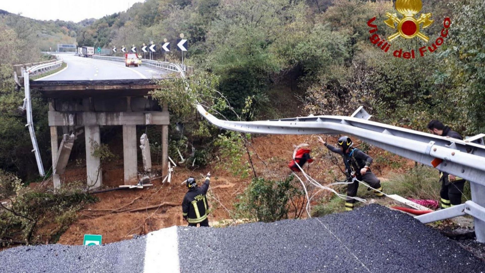 Заради проливните дъждове рухна 30 метров участък от естакада на магистрала