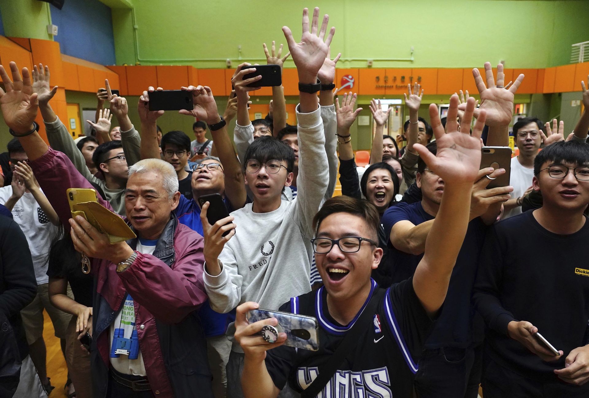 Кандидати от опозицията постигнаха убедителна победа на вчерашните избори за представители в районните съвети в 18 окръга на Хонконг