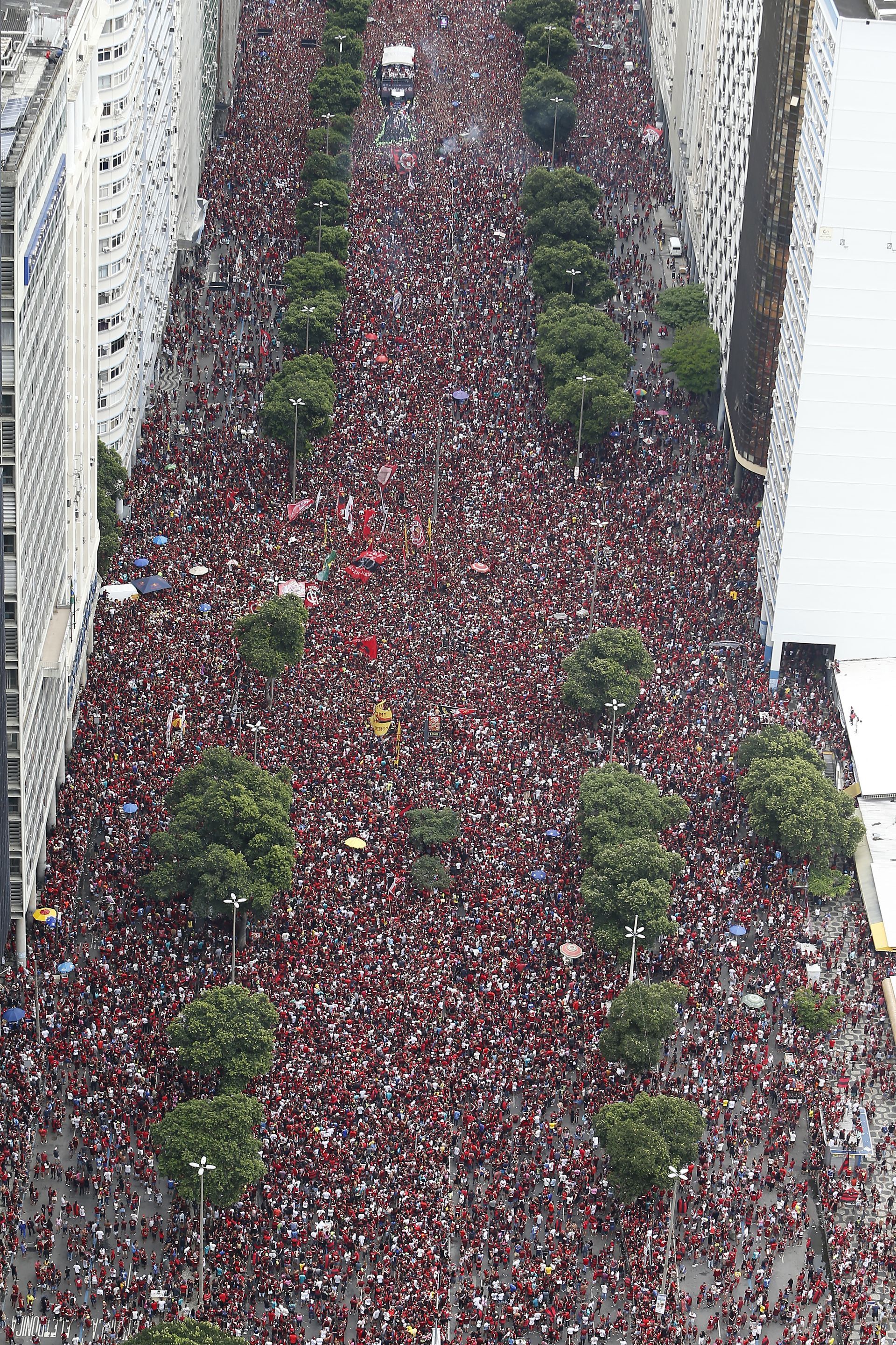 Стотици хиляди излязоха по улиците за посрещането на Фламенго