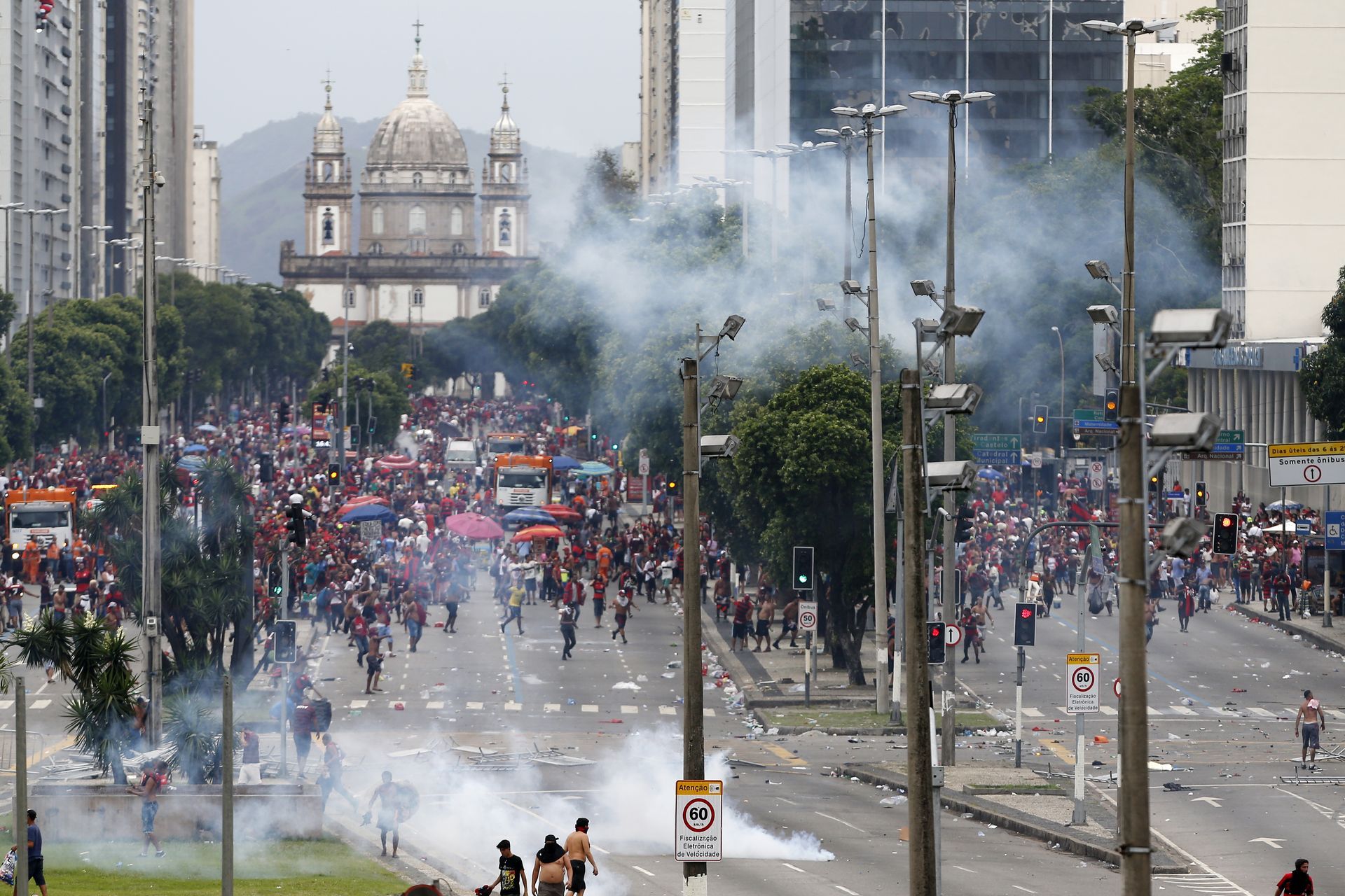 Както често става в Бразилия, карнавалът премина и в сблъсъци с полиция, има и ранени